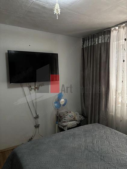 Vând apartament cu 3 camere și 2 băi în zona Militari