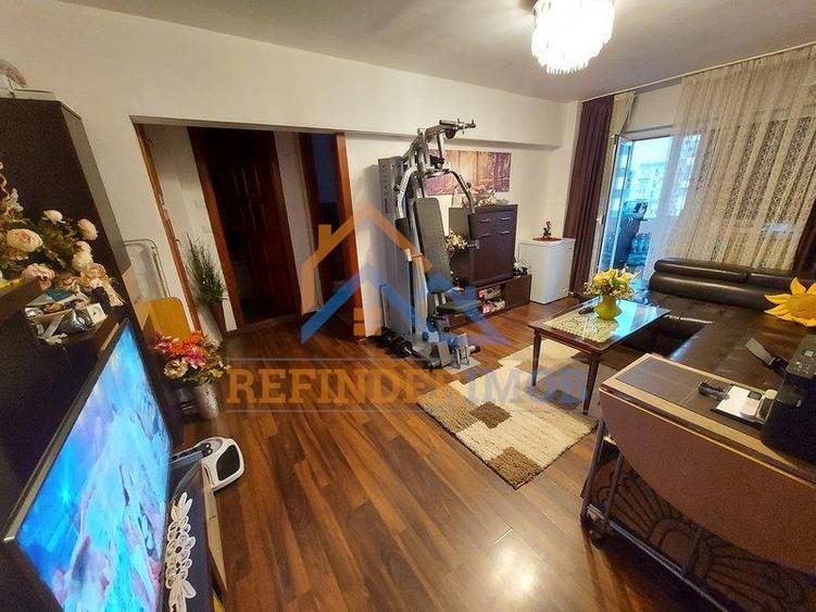 Apartament de vanzare cu 3 camere, 2 gr sanitare - zona 13 Septembrie