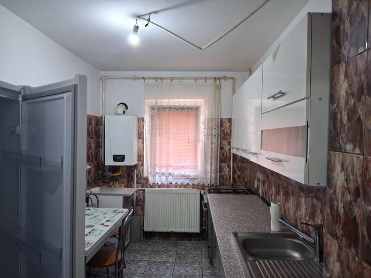Vand apartament cu 3 camere la parter inalt zona Lipovei