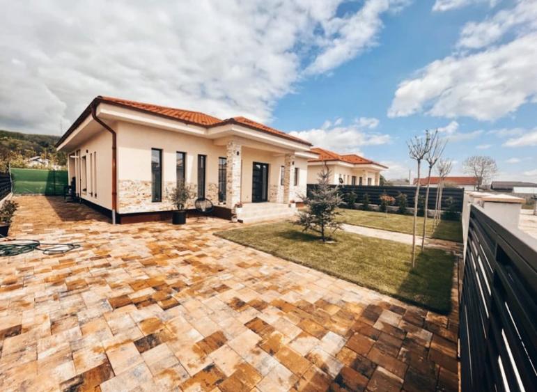 Casa / vila Stefanesti , "La Cheie'' , finisaje + pozitie DEOSEBITA !