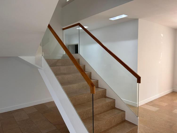 Oxford Gardens 7 bedrooms villa / no VAT