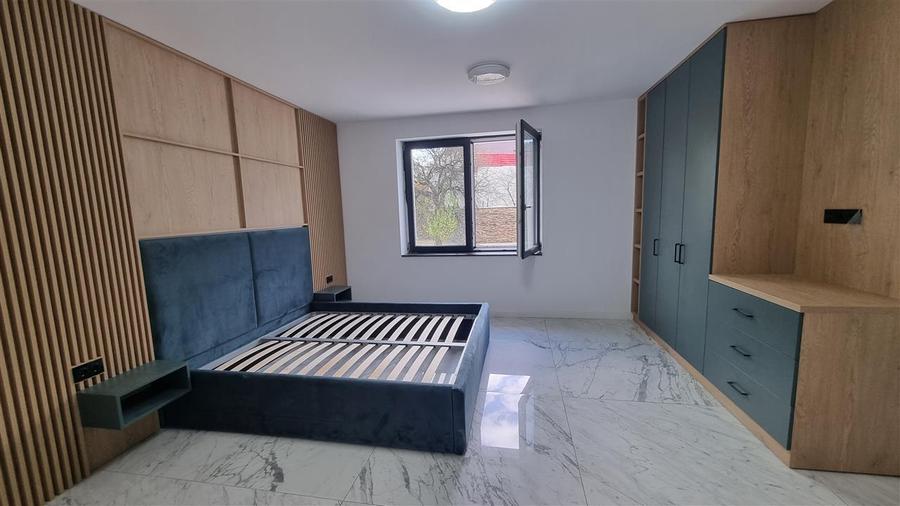 Vila - Bloc modern de 11 camere zona Centrul Civic , Onix
