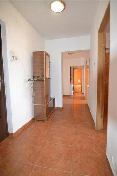 Apartament 3 camere etaj intermediar ,zona Judetean