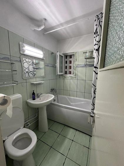 Apartament cu 3 camere, etajul 2/4, zona Podu Ros
