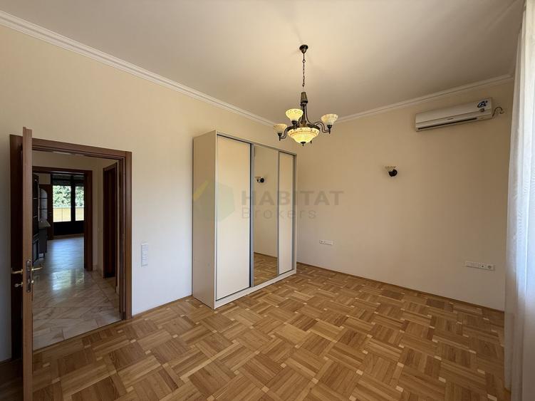 Vila 9 camere cu piscina si teren de 1.000 mp