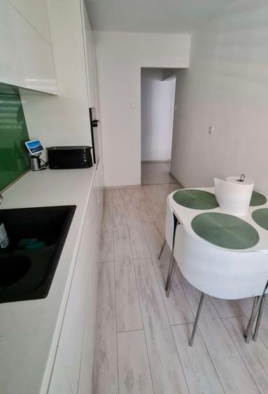 Vand apartament 3 camere decomandat Grivitei renovat cu 2 bai