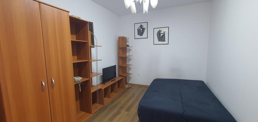 Inchiriez garsoniera la casa , zona Centrala (Str.9Mai),cu acces la o mica curte