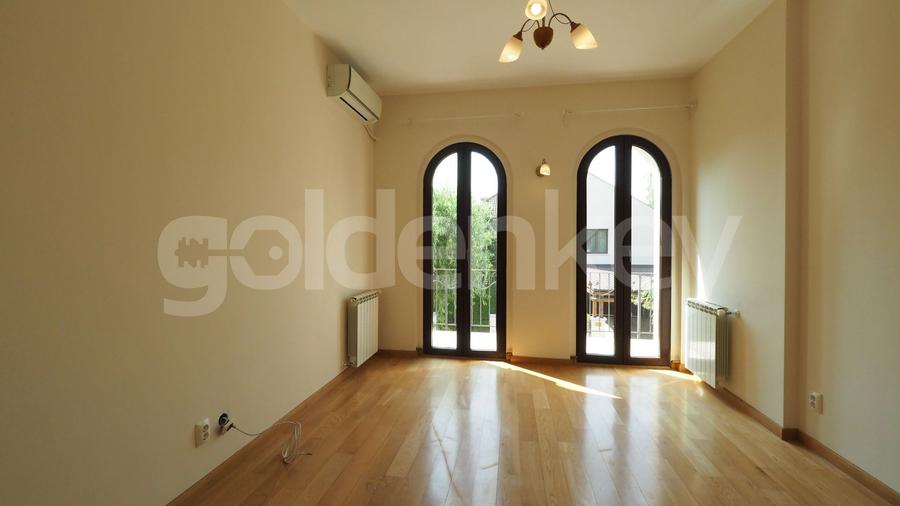 Vila individuala cu 5 camere, piscina exterioara si gradina amenajata