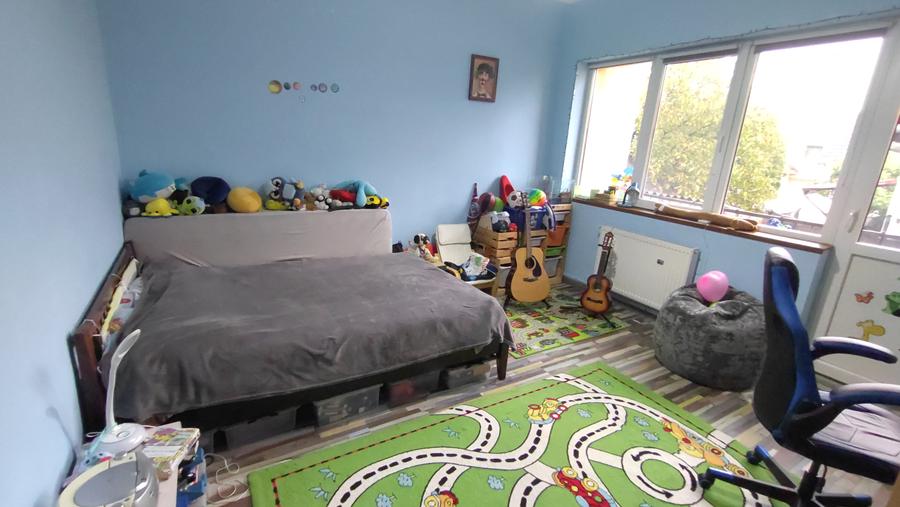 Vand apartament 3 camere in vila, cartierul Dambul Rotund