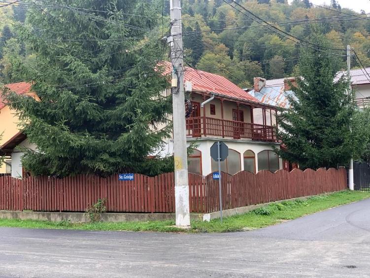 Vila P+M Busteni 9.7 Booking, 5 dormitoare, fosa septica, centrala, curte, garaj
