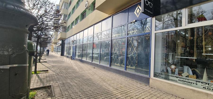 Spatiu ultracomercial pe Bulevardul Revolutiei cu front 22ml