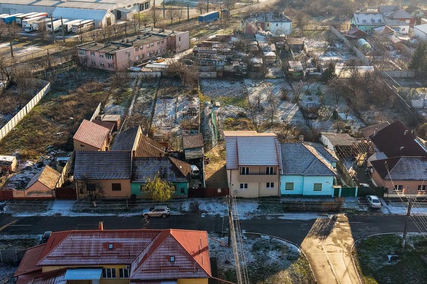 Casă nouă cu etaj semifinalizată, zonă liniștită în Aradul Nou