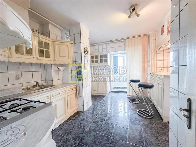 Apartament spațios de 2 camere, de închiriat – zona centrală, Str. 9 M