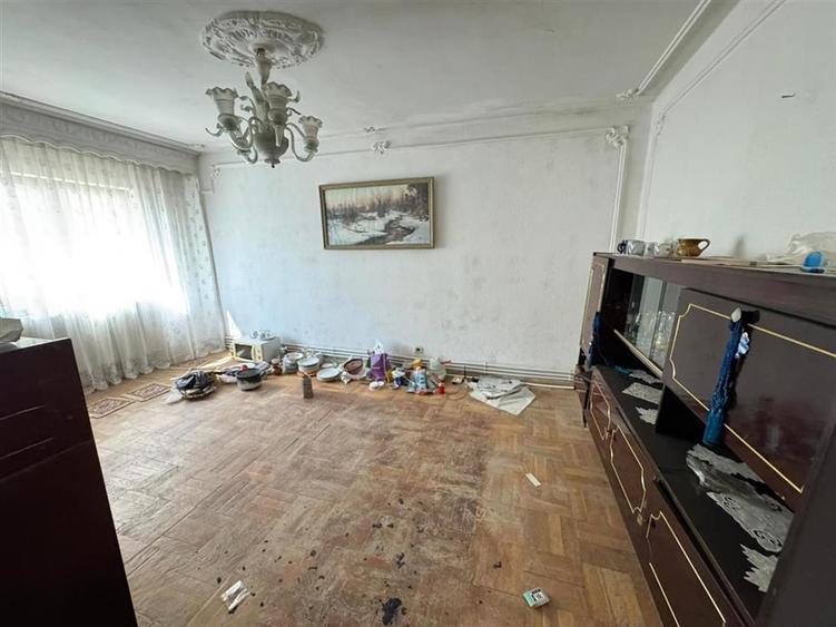 Apartament 3 camere, 70mp, etaj 4/4 cu acoperis, zona Casa de Cultura