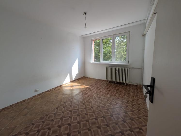 Vand apartament cu 4 camere