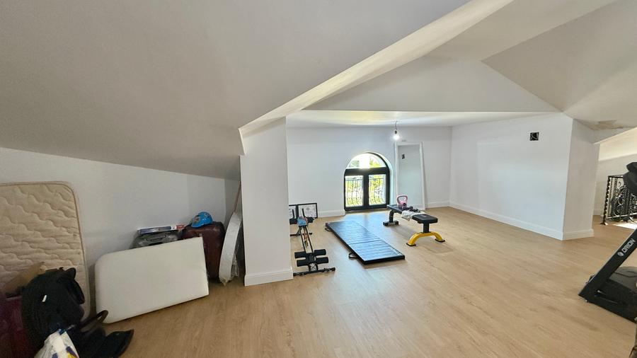 Vila 7 camere cu acces la pădurea Tunari teren 1500mp