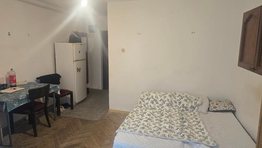 Vand garsoniera in Deva, zona Dacia, etaj 1, bloc de 4 etaje, usa metalica,
