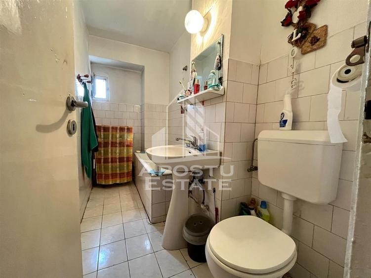 Apartament de vanzare cu 4 camere, centrala proprie, Aradului