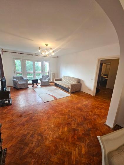 Ofer spre inchiriere apartament cu 3 camere