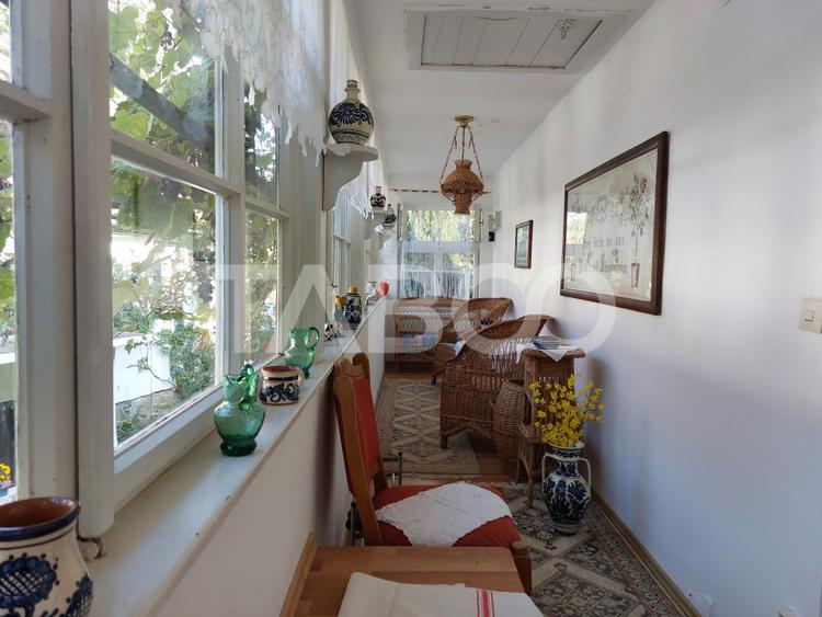 Casa de vanzare cu 2 apartamente separate si teren 544 mp Cisnadioara
