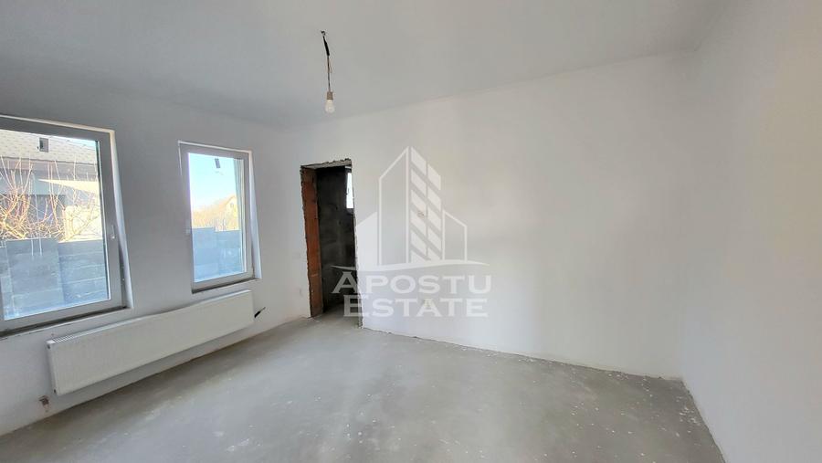 Jumatate de duplex nou cu 4 camere,Parta