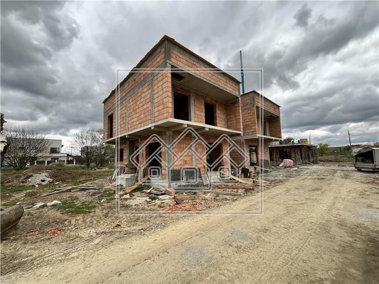 Casa tip duplex in Selimbar, 4 camere, 200 mp teren