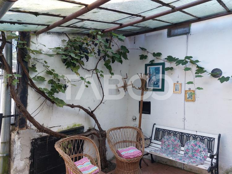 Casa de vanzare cu 2 apartamente separate si teren 544 mp Cisnadioara
