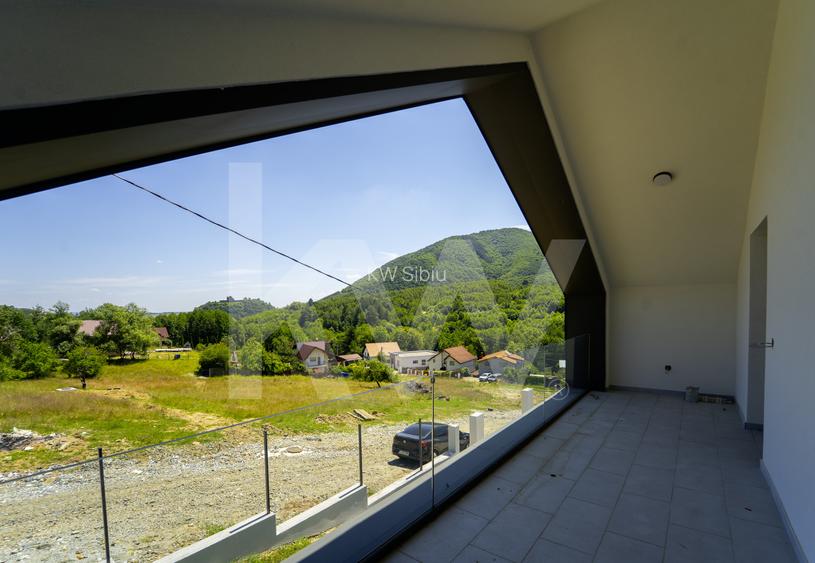 Casă arhitectură modernă cu panoramă spre Munții Făgăraș și Cetatea Cisnădioara - 55