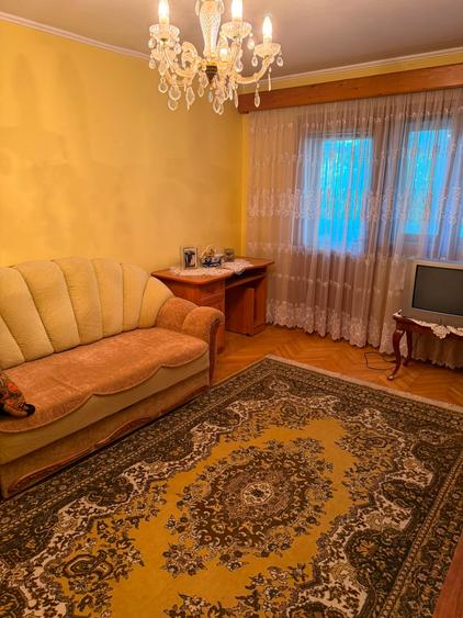 De VÂNZARE: Apartament e cu 3 camere, Decomandat – Etaj 1/3