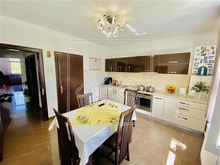 Casa renovata - 5 camere, garaj, poarta automatizata - Cisnadie