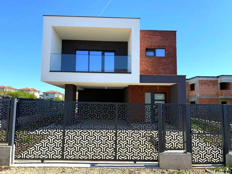 Casă deosebită cu arhitectură modernă, Dezmir