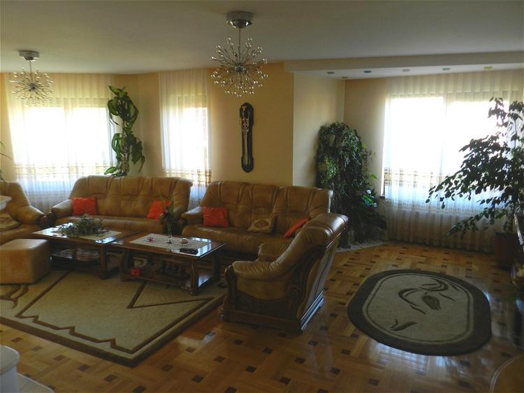 Casa de vanzare, 6 camere, teren 900 mp, Europa