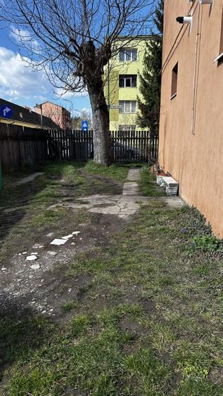 Apartament in casa cu 2 camere ,beci si curte pe Strada Titulescu ,zona Afi