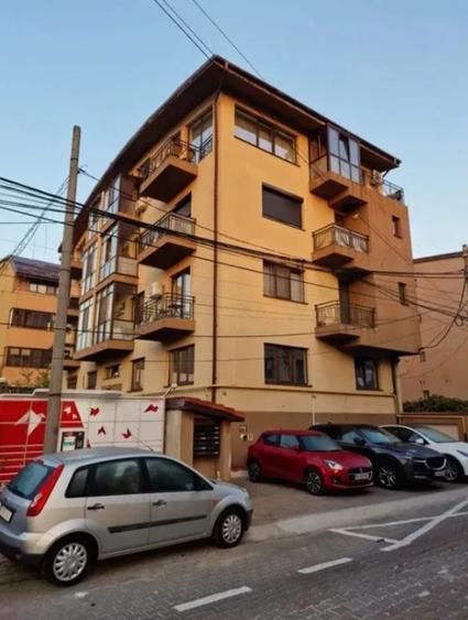 Închiriere Apartament 3 camere în Jiului cu Centrala Proprie Parcare comuna