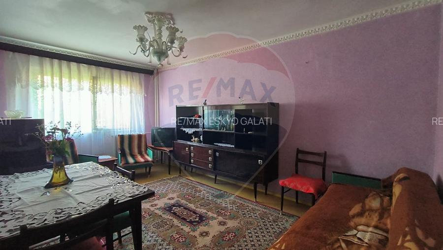 Apartament cu 3 camere de vânzare, decomandat Micro 17- Galați - 2