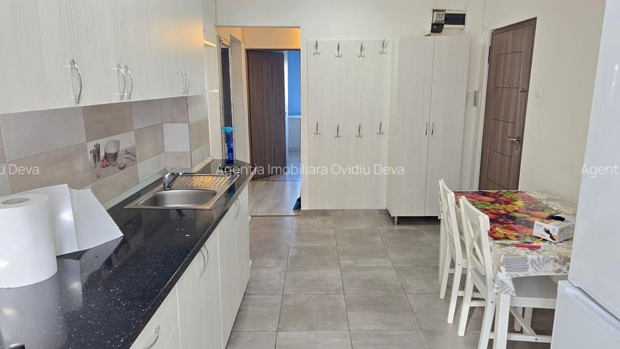 Inchiriez apartament 4 camere decomandat in Deva zona Liliacului, etaj 2, - 2