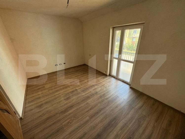 Apartament Tip Casă cu Scară interioară, Curte și Garaj generos –Micro