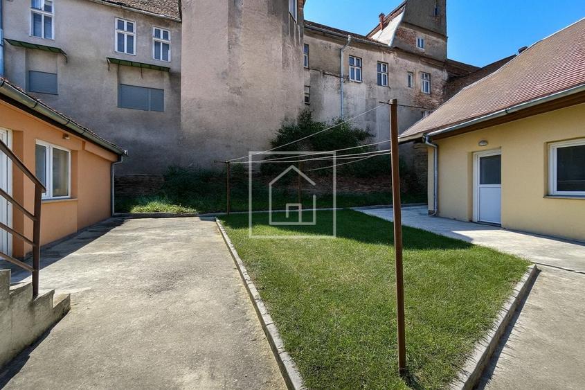 Apartament 4 camere 74 mp, curte si pivinta in Centrul Istoric SB