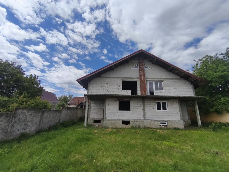 Duplex la rosu, 4400 mp teren, Siret