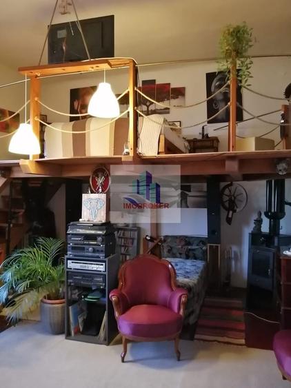 Vand casa in curte comuna in cartierul Zorilor