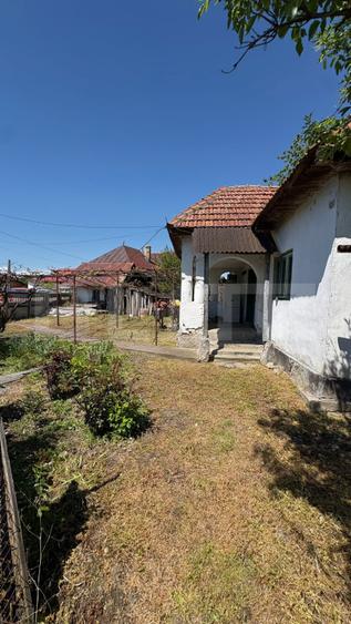 Casa cu teren 1100 mp și hala în curte, sat Cârbești