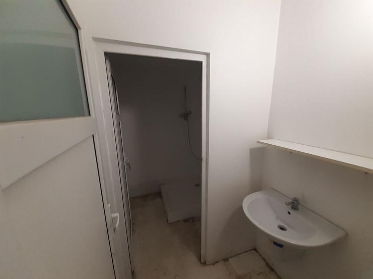 Hala 1336mp, in Pipera, in apropiere de giratoriu