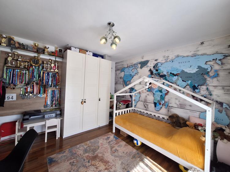 Apartament cu 3 camere, 77 mp, 2 bai, parcare, zona Sub Cetate