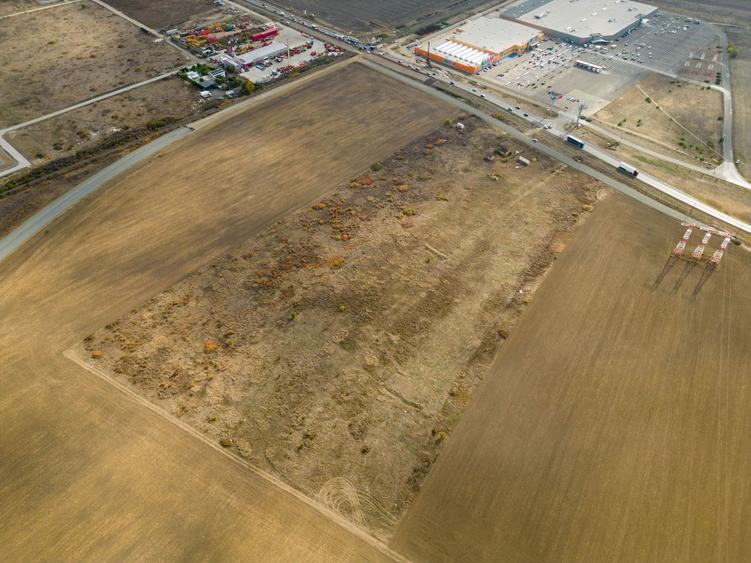 Teren de 55.340 mp, vis-a-vis de Jumbo, Arad