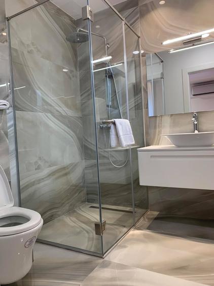 Apartament cu 2 camere, 2 băi și balcon – central, lângă Piața Victoriei