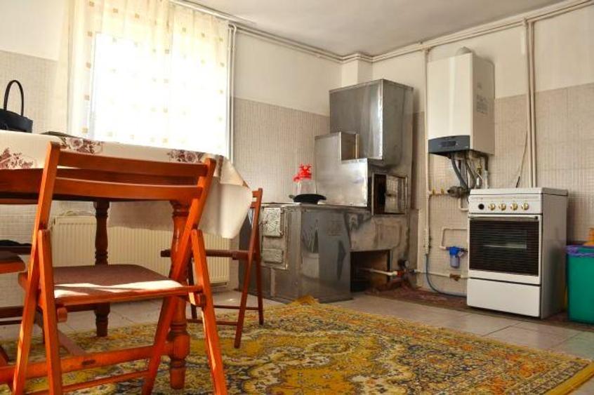Casa 7 camere + 1000 mp teren, ideala pensiune - Runcu zona Leaota.
