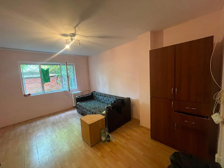 Apartament cu 1 camera decomandat, zona Nicolina