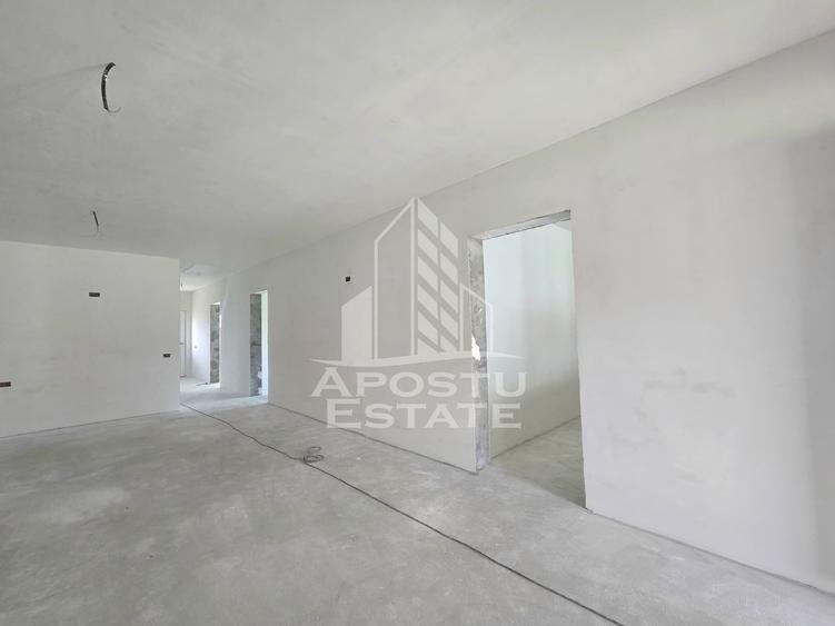Jumatate de duplex pe parter cu 4 camere si 2 bai, Sag