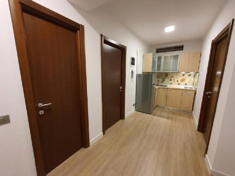 Imobil birouri singur curte, 8 camere.D+P+2, cu locuri de parcare in fața