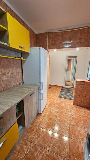 De închiriat 2 camere decomandate, etajul 2, Micro 21, Bloc stradal
